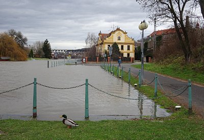 10-labe-u-mlyna-26-12-23-druhy-den-se-cesta-zaplavila.jpg