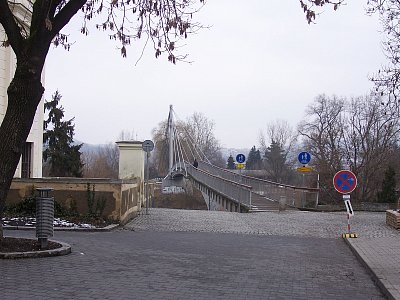 Radotínská lávka před bouráním a opravou - pohled od kostela Sv. Petr a Pavla