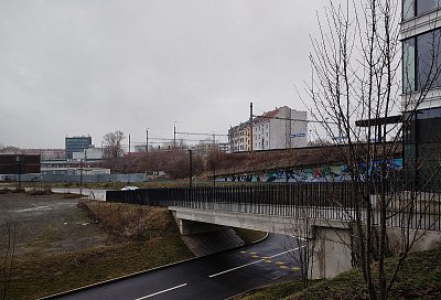 8 žlutých pod mostem