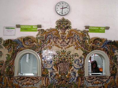 Městečko Sintra. Uvnitř nádražní budovy - čekárna a prodej jízdenek