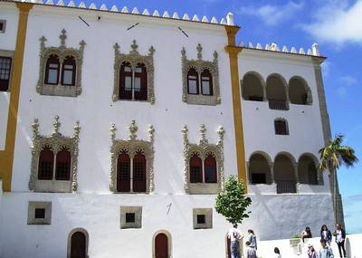 Okna Královského paláce v manuelském slohu krášlí tuto budovu.