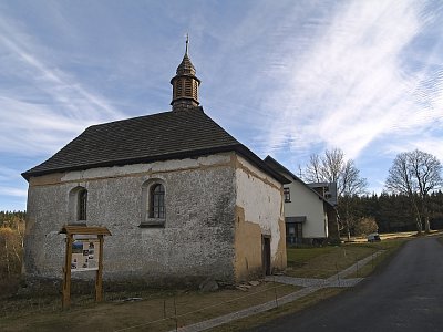 Kaple sv. Kunhuty z roku 1408. Domek vedle je obydlený.