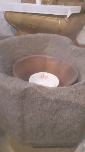 Kamenná křtitelnice