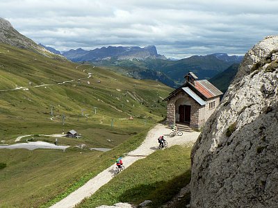 Cyklisté u kapličky