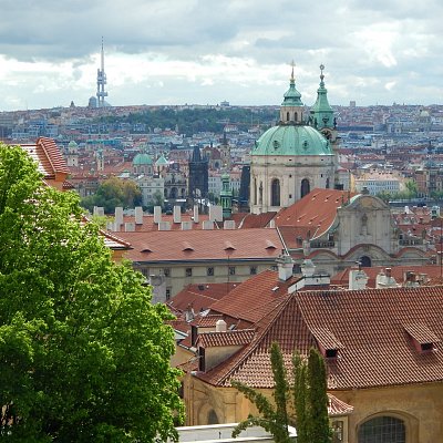 Žižkovská věž přes kostel sv. Mikuláše