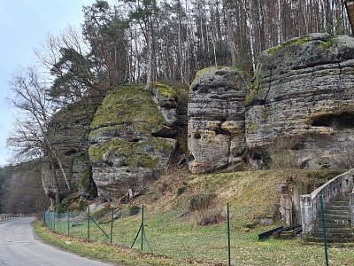 Skály podél silnice