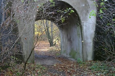 11-cesta-vede-pod-viaduktem.jpg