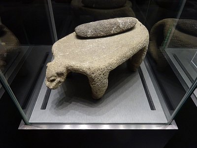 11 Středoamerická obřadní zrnotěrka ve formě jaguára, tzv. metate. Bez datace.