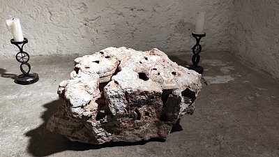 V kryptě jsou vystaveny i kusy hornin, především vřídlovce a hrachovce