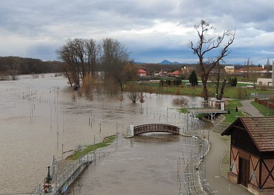 11-labe-kanoisticky-kanal-26-12-23-dalsi-den-zaplavila-cestu.jpg