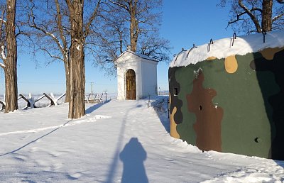 Kaplička sv. Václava a řopík na kraji města