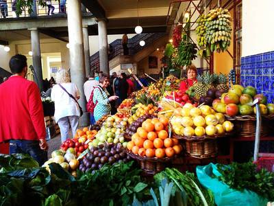 Menší část tržnice s ovocem a zeleninou