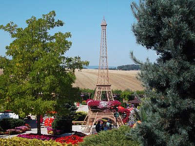 Eiffelovka s výhledem do polí