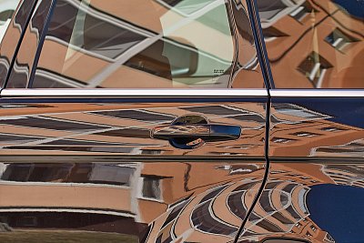 Roztančené paneláky na kapotě