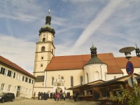 Před kostelem v Neukirchenu