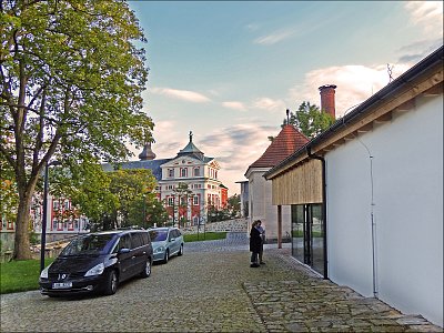 12. Broumov, benediktýnský klášter, pohled z klášterní zahrady. Vpravo komín starého pivovaru