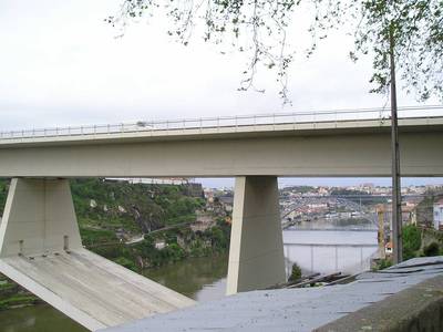 13. Most Ponte do Infante nad řekou Douro