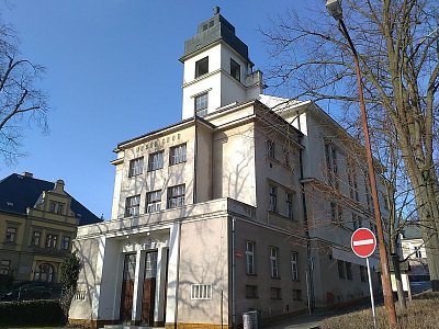 Sbor církve českobratrské s kolumbáriem má v sousedství Štáflovu chalupu.