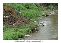 Odpadky patří do řeky :-(