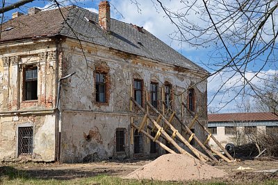 13 Jaro 2020, podepřené zdi.