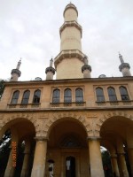 Minaret v dešti