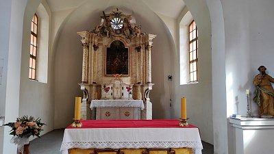 Oltář s obrazem sv. Kateřiny. Neobvyklé je kulaté okénko přímo v oltáři