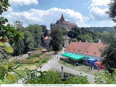 Pohled z vyhlídky na protější skále.