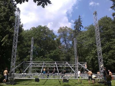 Příprava pódia pro sváteční koncert skupiny Elán, určený k oslavě desetiletí labyrintů