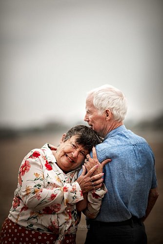 15 fotos de casais idosos que mostram como é o amor verdadeiro.jpg
