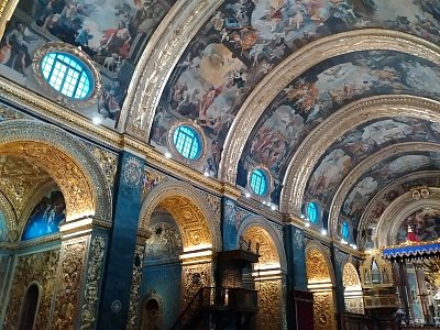 Malá část interiéru velké Katedrály svatého Jana Křtitele s úžasnou výzdobou.