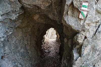 16 Prošli jsme ještě jedním tunelem.