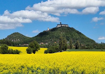 Na silnici s vyhlídkou na hrad