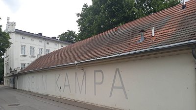 16-zed-s-napisem-muzeum-kampa.jpg