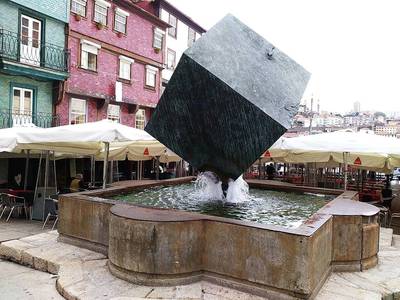 16. Kašna s bronzovou krychlí na náměstí Ribeira