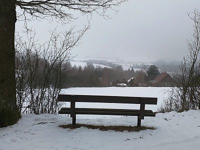 Nad obzorem je nízká oblačnost, moc daleko dnes vidět není.