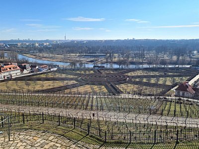 Vinice, zahrada u Trojského zámku a pohled na Prahu