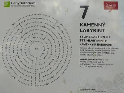 Po celém Labyrintáriu jsou informační panely