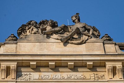 17  Bývalá Pražská úvěrní banka - Merkur jako alegorie obchodu.