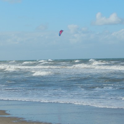 Vodní sportovec na pláži v De Panne