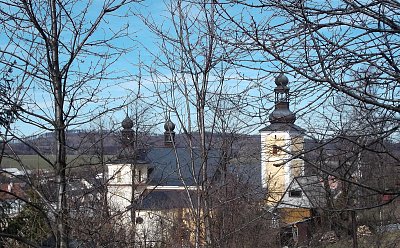 Pohled na kostel přes zahrádky