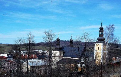 Zase kostel, v levem horním roku poštolky, které hnízdí v jeho věžích*