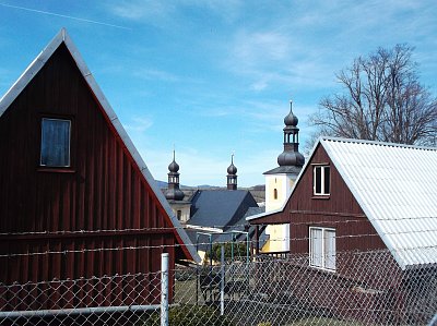 Kostel přes zahradní domky
