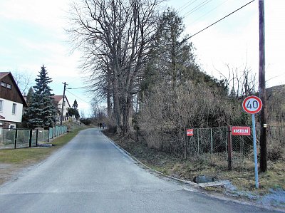 Vpravo odbočka k zadnímu vstupu na hřbitov, u kterého se nachází smuteční síň