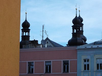 Další pohled na kostelní věže z uličky od pošty