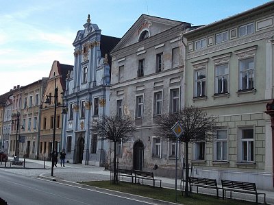 Historické budovy - některé pěkně opravené, jiné chátrají