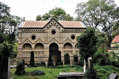 3 Dvojhrobka byla vybudována podnikateli  A. V. Lannou a J. Schebkem. Navrhl ji architekt A.Barvitius a vyzdobil J. V. Myslbek