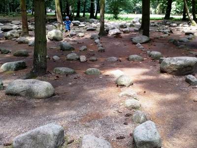 Kamenný labyrint se nachází v příjemném stínu stromů