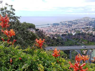 18. Pohled z dálky na hlavní město Madeiry - Funchal