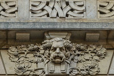 18  Bývalá Pražská úvěrní banka.