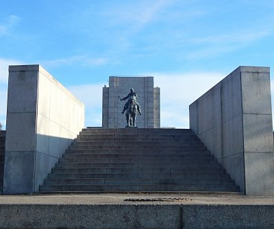 Schodiště k památníku